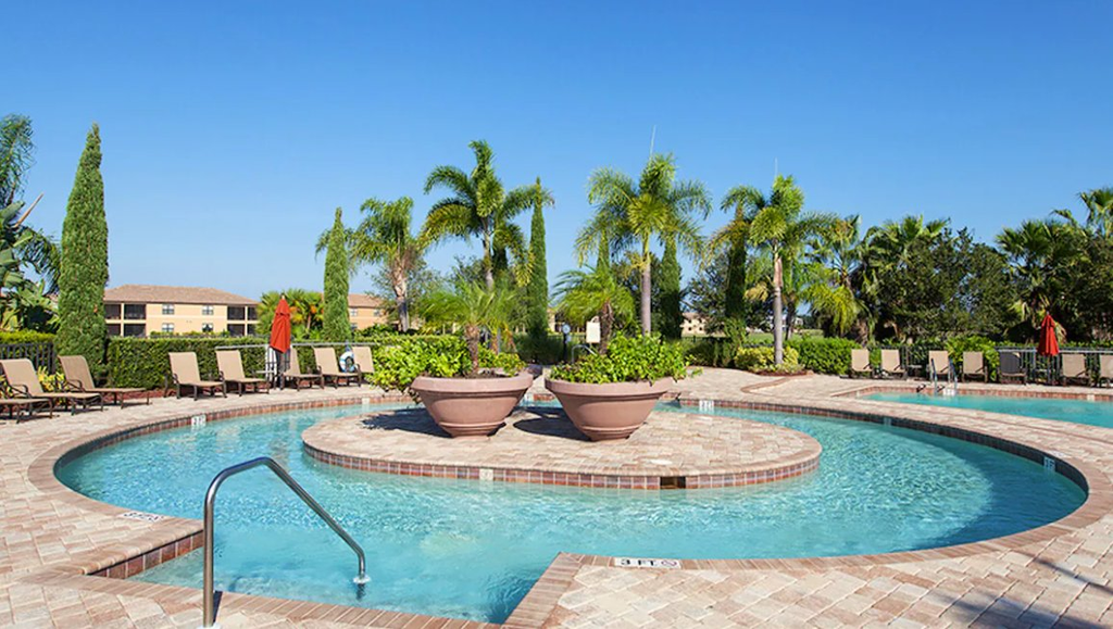 river-strand-amenities-pool-fountains